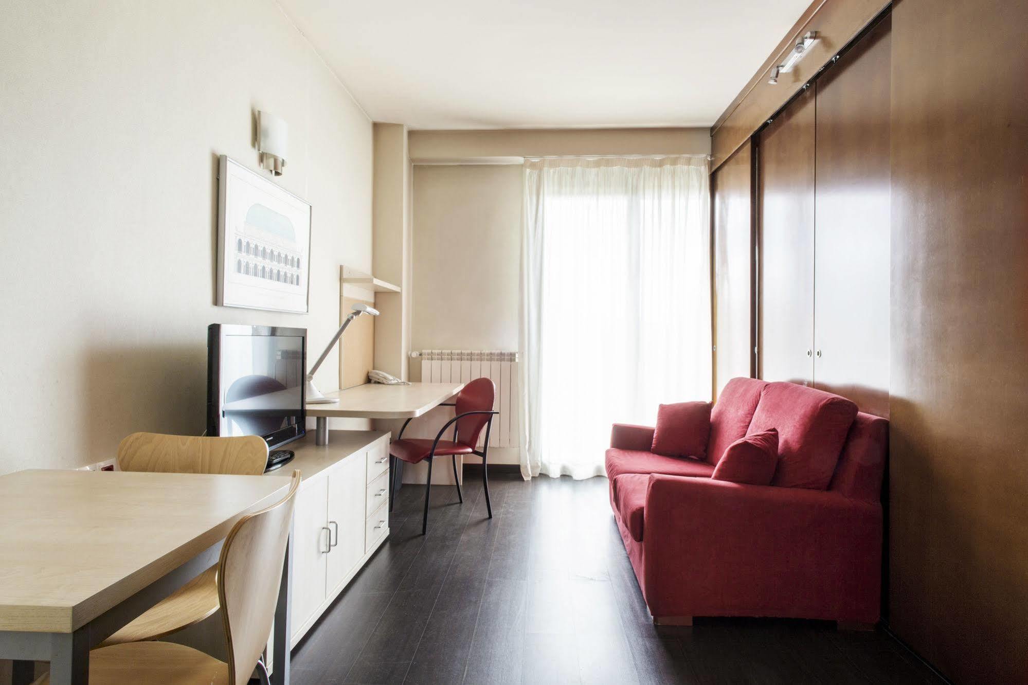 Residencia Universitaria Resa Giner De Los Rios Alcalá de Henares Eksteriør billede