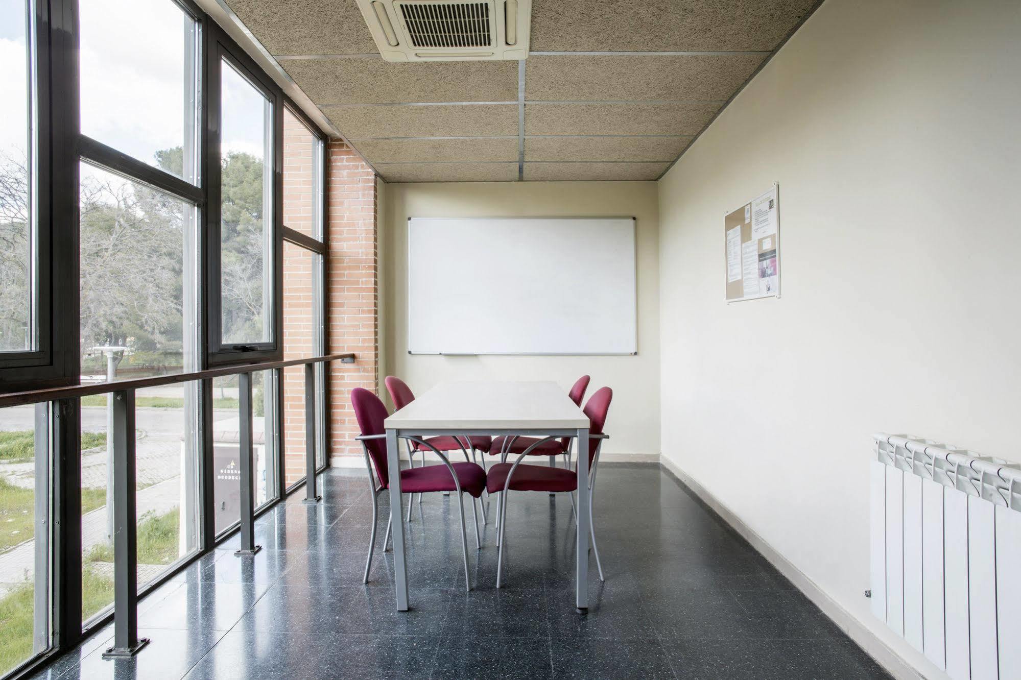 Residencia Universitaria Resa Giner De Los Rios Alcalá de Henares Eksteriør billede